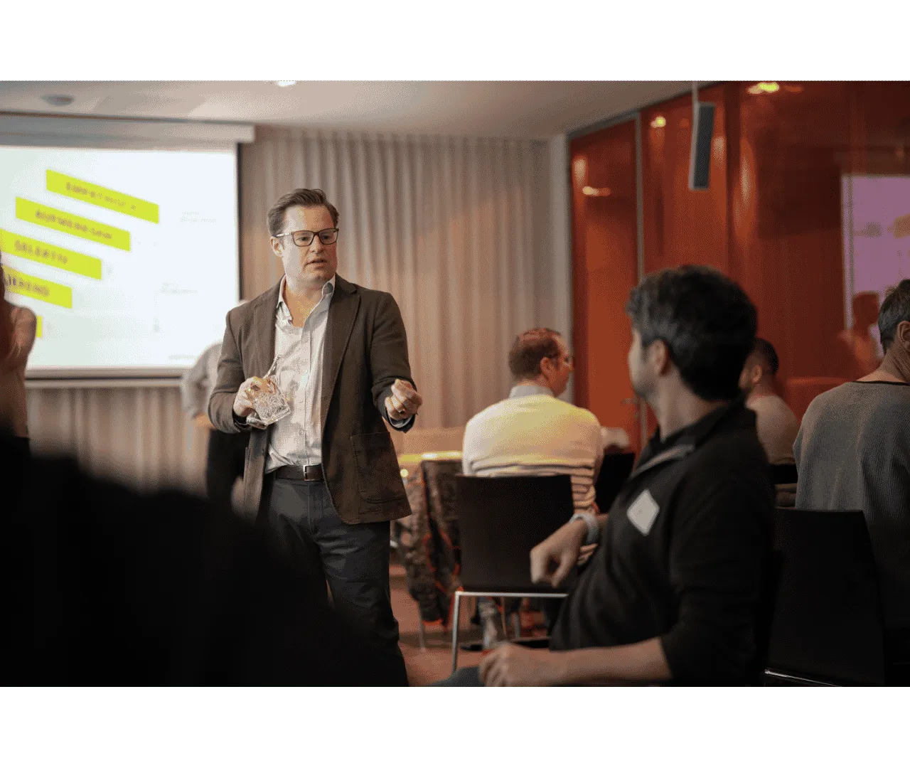 Olaf Sell im Strategie-Workshop mit Leadership-Team-Mitgliedern