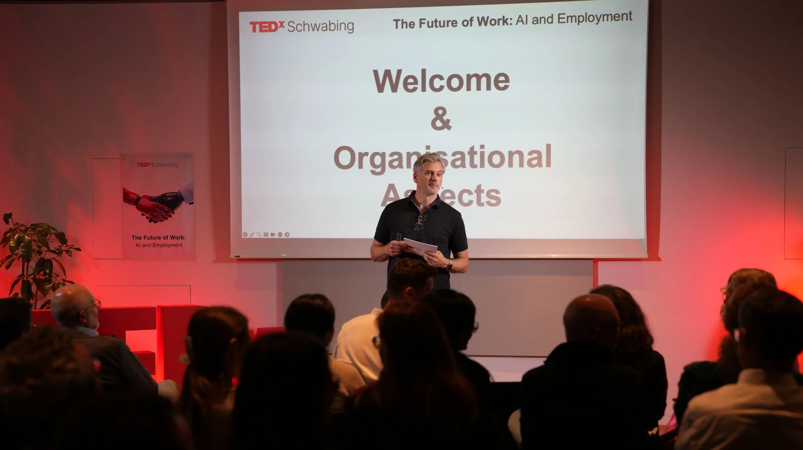 Olaf Sell moderiert KI als Führungsfrage auf der TEDxSchwabing-Bühne