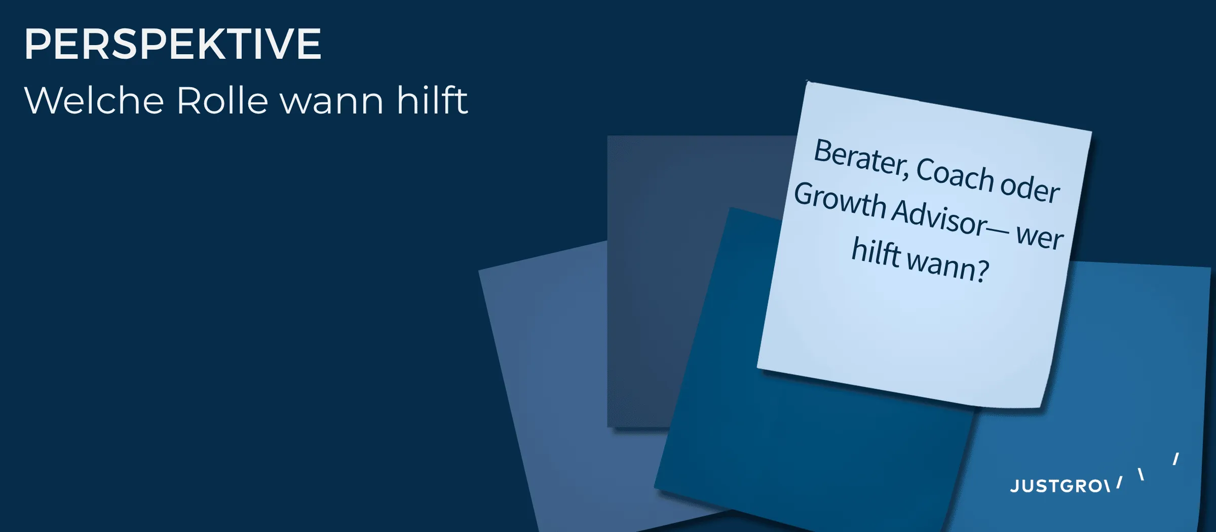 Editorial-Motiv: gestapelte Karten in JUSTGROW-Blau, vorderste Karte mit der Frage „Berater, Interim Manager, Coach oder Growth Advisor — wer hilft wann?“.