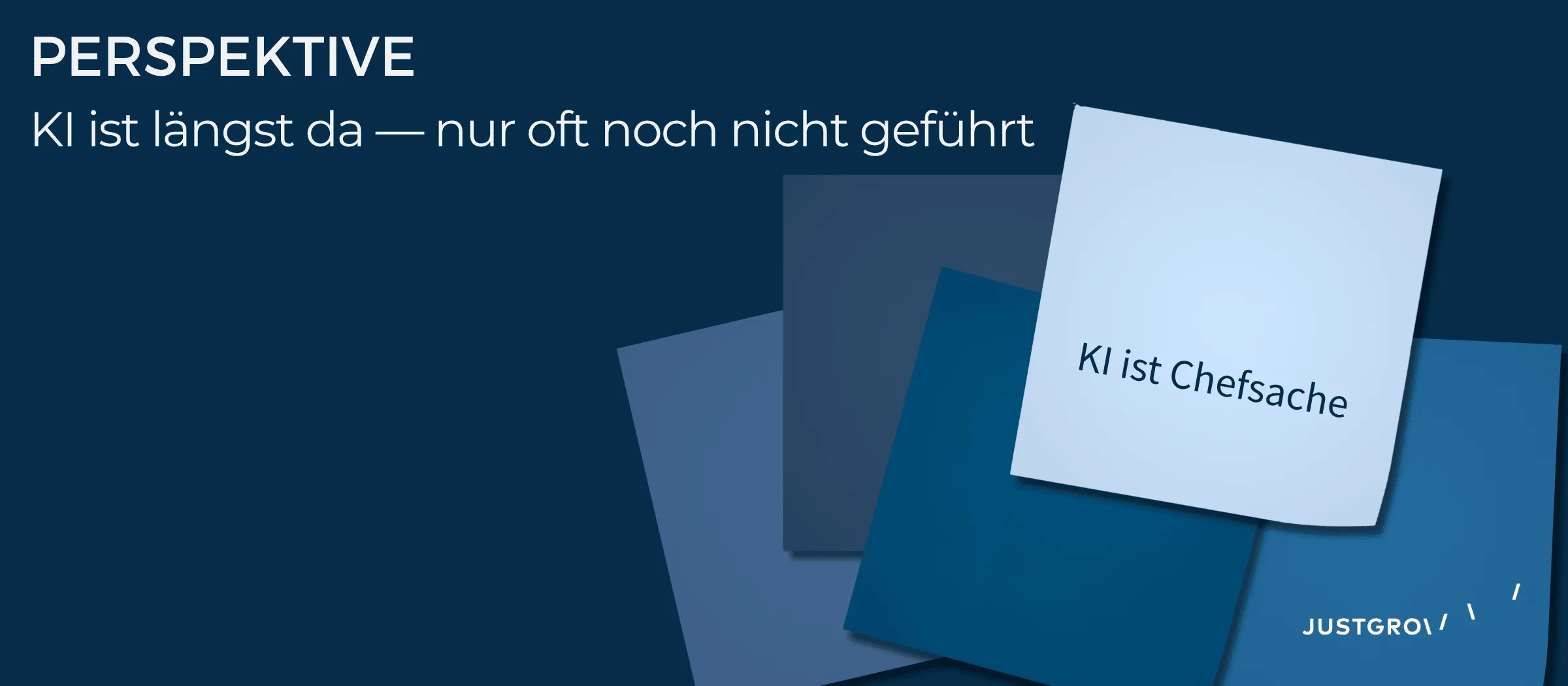 Editorial-Motiv: gestapelte Karten in JUSTGROW-Blau, vorderste Karte „KI ist Chefsache“ — über der Zeile „KI ist längst da — nur oft noch nicht geführt“.