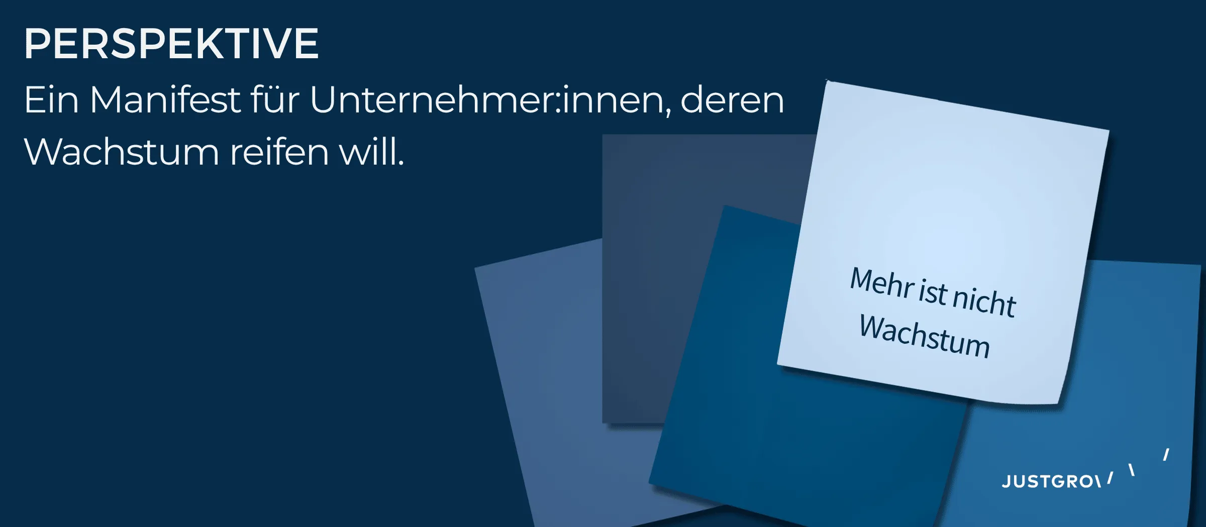 Editorial-Motiv: gestapelte Karten in JUSTGROW-Blau, vorderste Karte „Mehr ist nicht Wachstum“ — über der Zeile „Ein Manifest für Unternehmer:innen, deren Wachstum reifen will“.