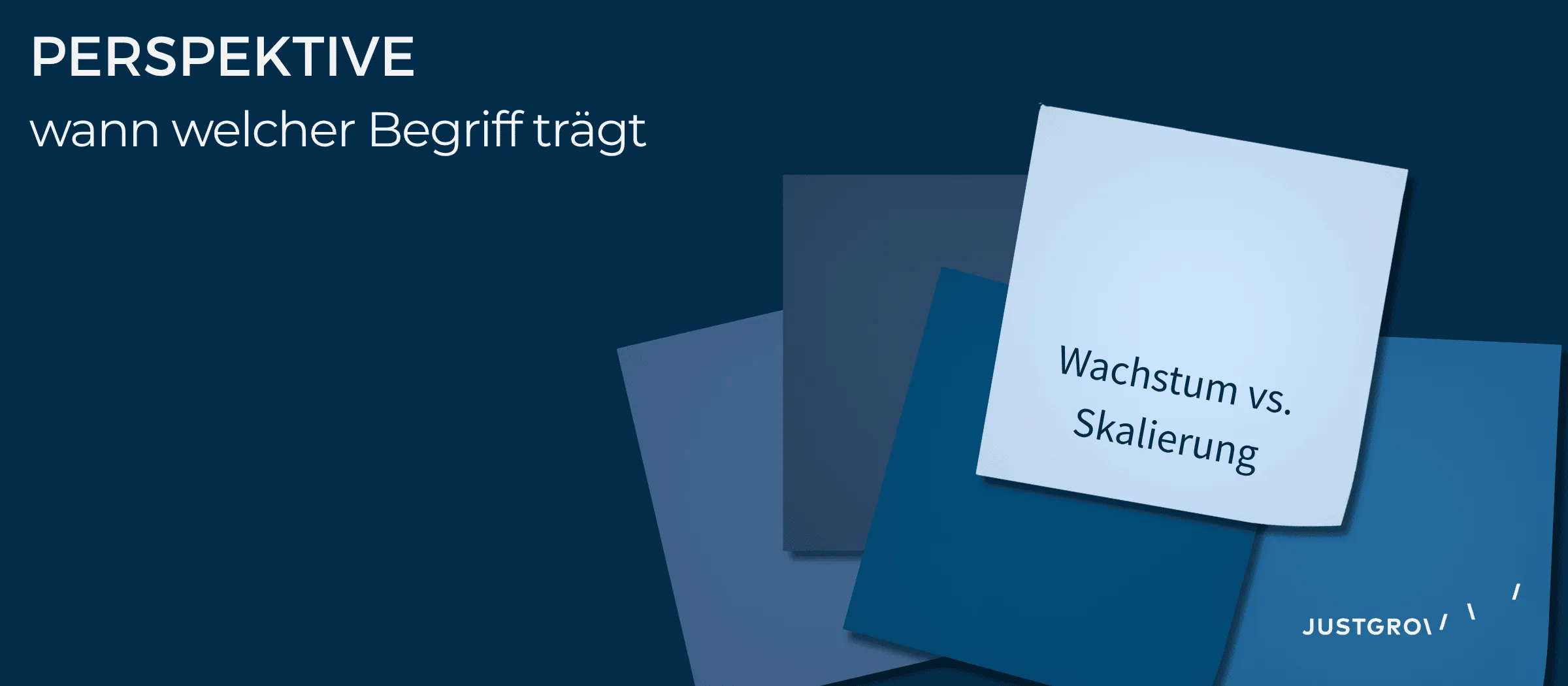 Editorial-Motiv: gestapelte Karten in JUSTGROW-Blau, vorderste Karte mit der Aufschrift „Wachstum vs. Skalierung“.